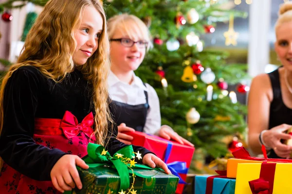 Madre e hijos con regalos —  Fotos de Stock