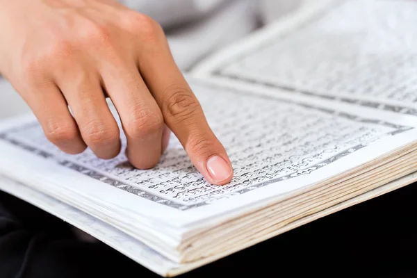 Moslim man studeren Koran of Quran — Stockfoto