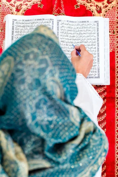 Mulher muçulmana estudando Alcorão ou Alcorão — Fotografia de Stock