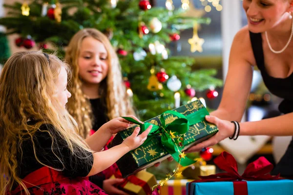 Mutter und Kinder mit Geschenken — Stockfoto