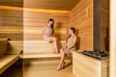 Aşık birlikte ısı dinlenirken gülümseyen genç Çift