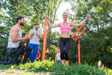 Güzel kadın onun arkadaş dur alkış ip atlama