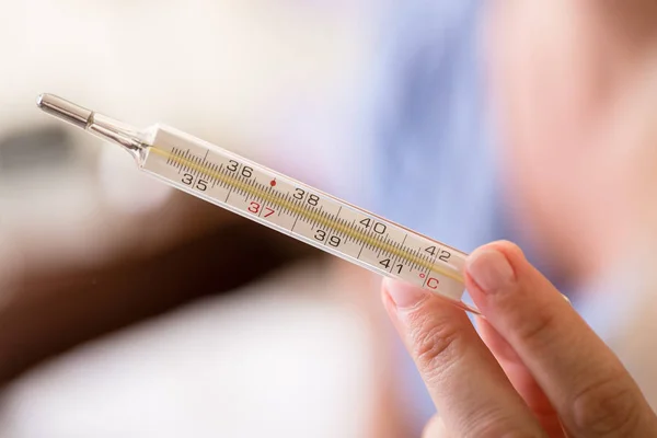 Hand holding analoge medische thermometer — Stockfoto