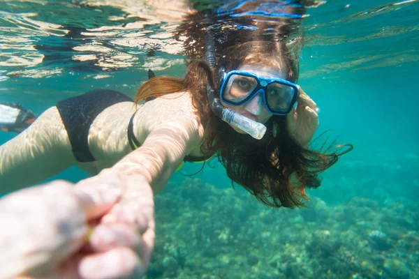 Šnorchlování žena dělá lákavý gesto v oceánu — Stock fotografie