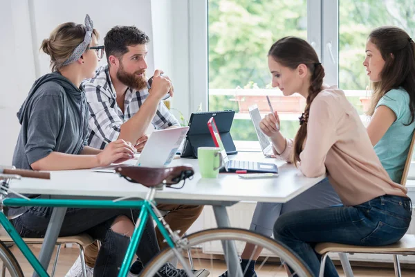 Czterech biegły freelancerów i niezależnych wykonawców co-worki — Zdjęcie stockowe