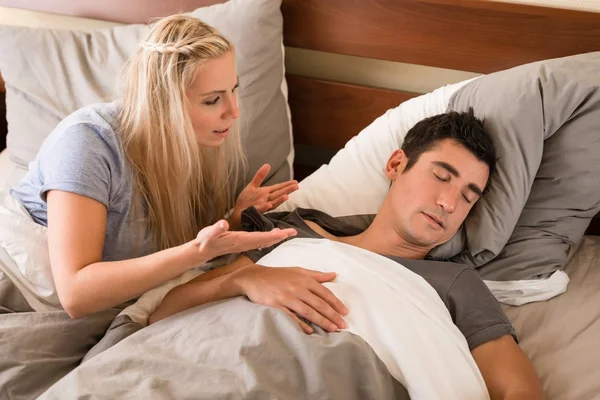 Uomo indiverso che dorme nel letto accanto al suo partner — Foto Stock