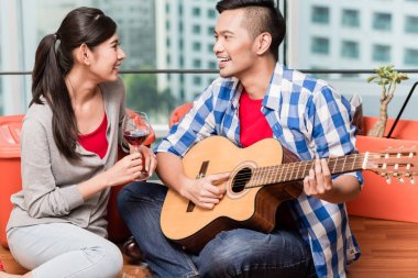 Birlikte genç adam taşıdıktan sonra çalış aşk şarkısı onun düşünerek için