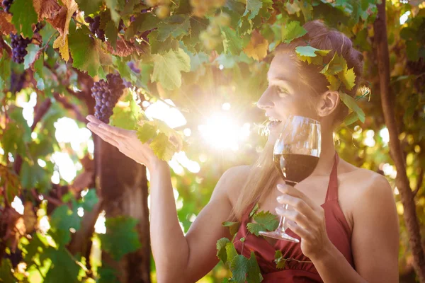 Rainha do vinho visitando sua vinha — Fotografia de Stock