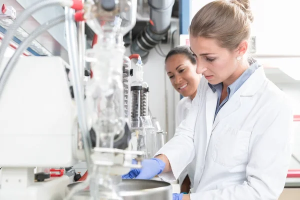 Grupo de científicos con guantes y batas en laboratorio — Foto de Stock