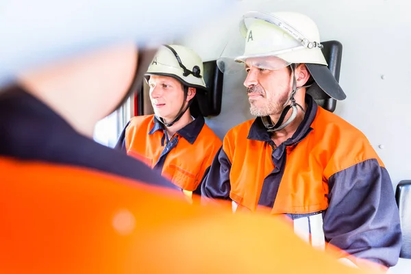 Feuerwehrleute bei Einsatzbesprechung — Stockfoto