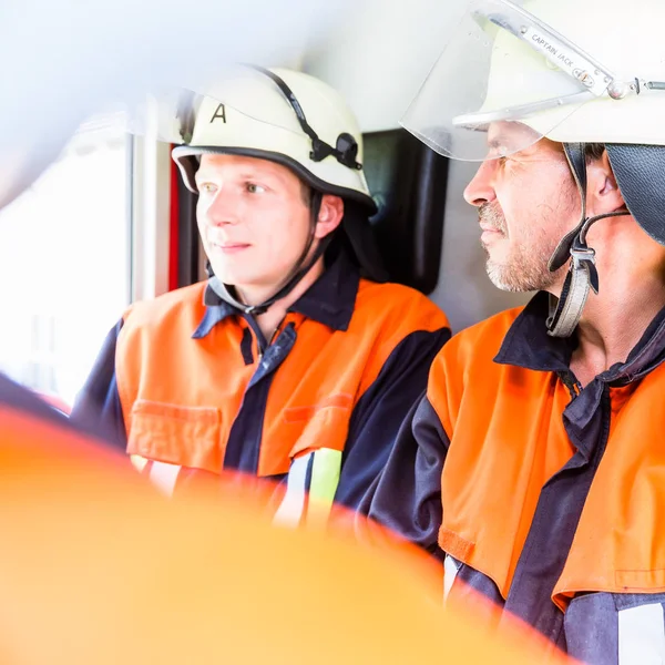 Brandweerlieden tijdens operatie informatie — Stockfoto