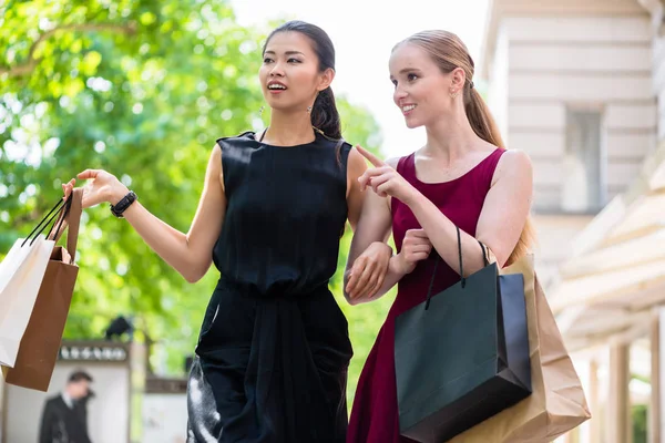 İki güzel kadın shoppin sırasında moda butikleri için arıyor