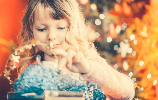 Jul, glad tjej med Xmas närvarande på julafton — Stockfoto