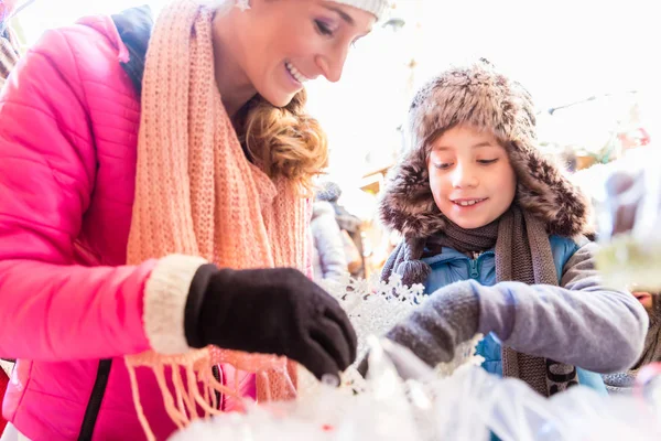 Anne ve oğlu tatlılar Noel piyasasında alarak