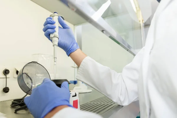 Scienziato in laboratorio riempimento liquido in apparecchio — Foto Stock