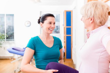 Rehabilitasyon sırasında seferberlik egzersiz yaparak yaşlı hasta