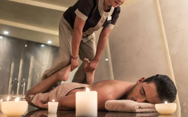 Thai massaggiatore massaggiatore uomo attraverso stretching techn — Foto Stock