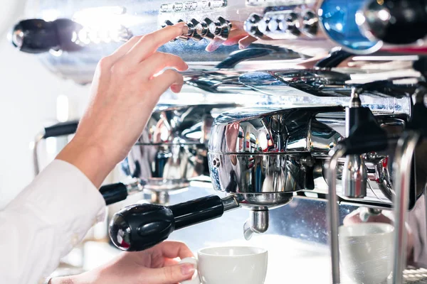 Nahaufnahme der weiblichen Hand auf dem Portafilter eines automatischen Kaffees — Stockfoto