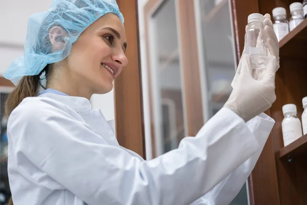 Woman chemist finding the perfect substance during experimental — Stock Photo, Image
