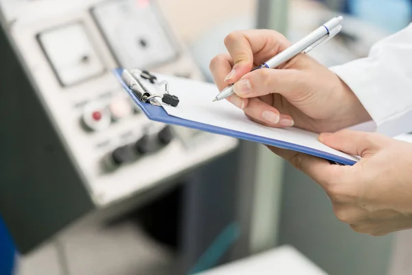 Mani di ingegnere donna pronto per scrivere rapporto tecnico su — Foto Stock