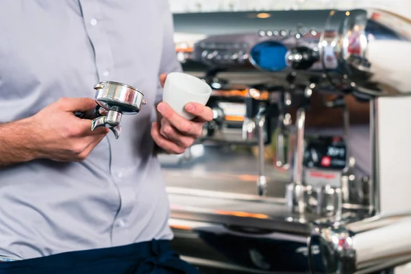 Kellner bereitet Espresso an einem Kaffeeautomaten zu — Stockfoto