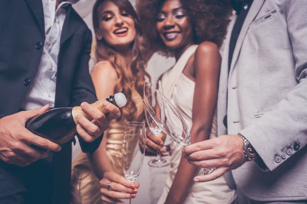 Чоловік відкриває пляшку шампанського на святкуванні в клубі — стокове фото