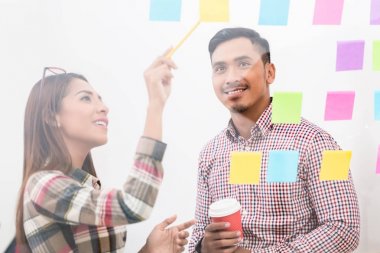  office projelerinde meslektaşım yardımcı kadın