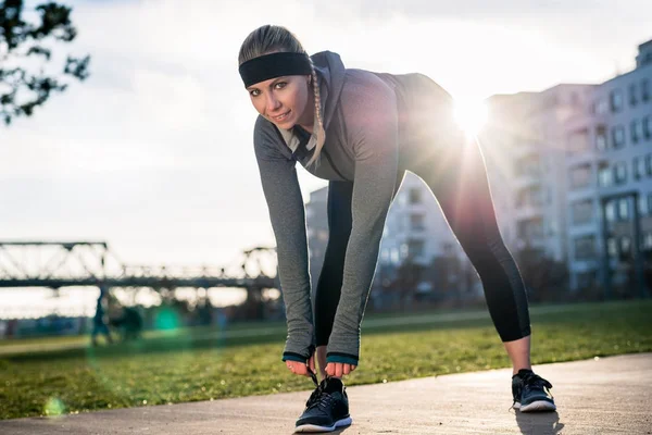 Genç kadın ayakkabı bağcığı bağlama 
