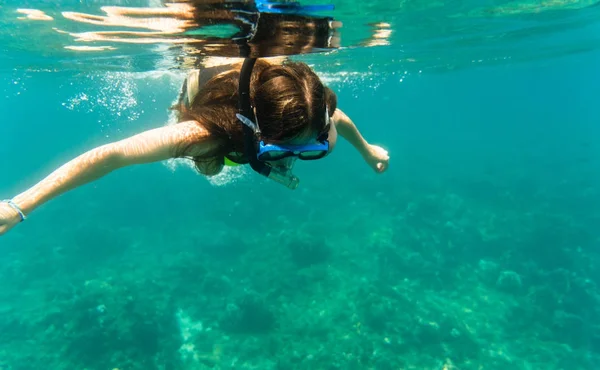 Mujer buceando en aguas cristalinas del océano —  Fotos de Stock