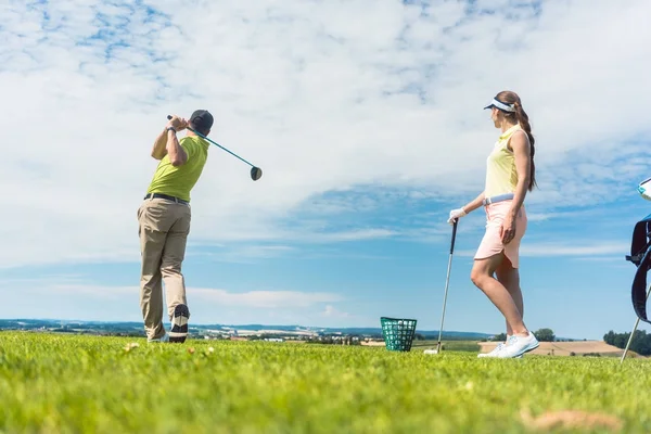 Mladá žena cvičí během třída golf — Stock fotografie