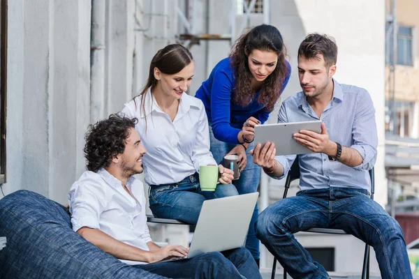 Team av kreatörer brainstorming — Stockfoto