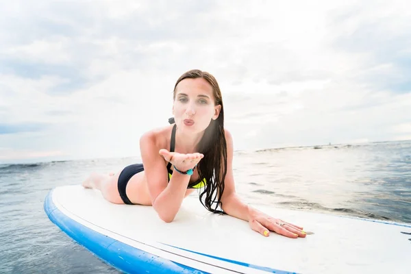 Donna surfista paddleboarding — Foto Stock