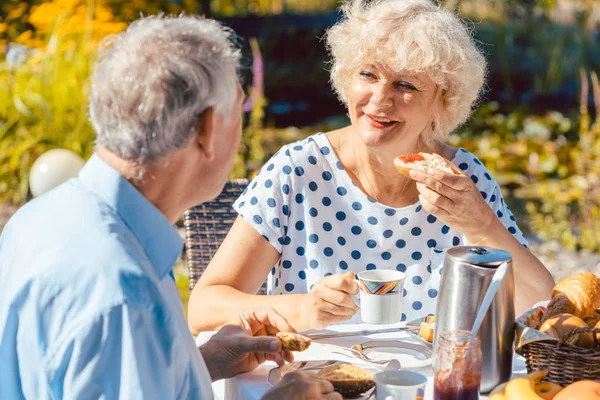 Étkezés reggeli, boldog idős házaspár — Stock Fotó