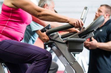 Yaşlılar salonunda kişisel antrenör ile iplik