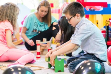 Okul öncesi çocuk çocuklar kindergar rehberliğinde ile işbirliği