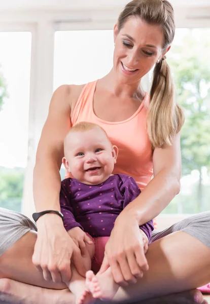 Mamá y su bebé en curso de recuperación del embarazo — Foto de Stock