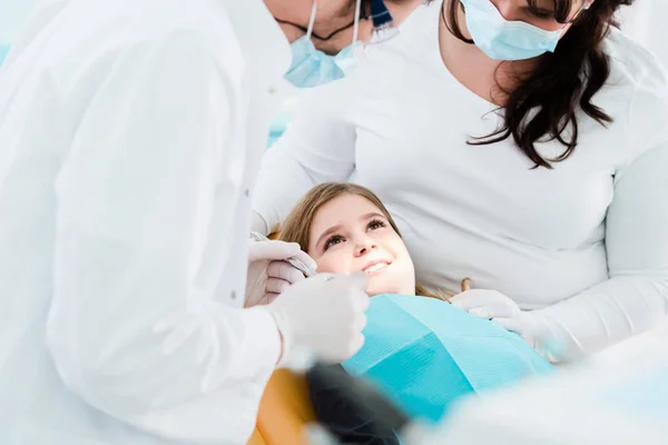 Dentysta trearing dziecko w jego gabinecie — Zdjęcie stockowe