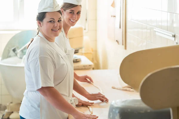 Baker kobiet pracujących w bakehouse piekarnia — Zdjęcie stockowe