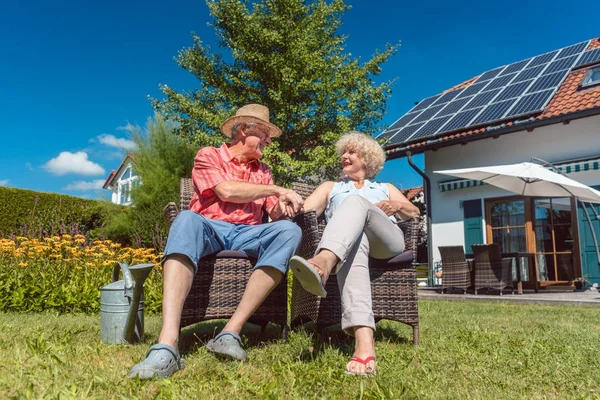 Feliz pareja de ancianos en el amor relajarse juntos en el jardín en un — Foto de Stock