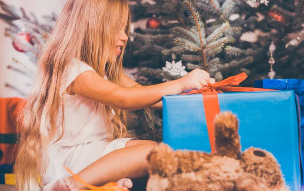 Kind öffnet Weihnachtsgeschenke — Stockfoto