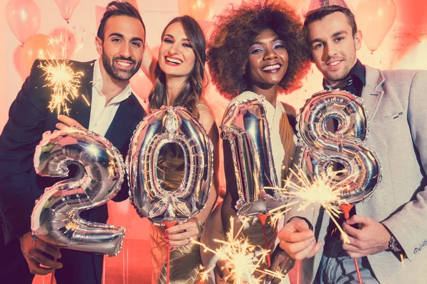 Hombres y mujeres celebrando el nuevo año 2018 — Foto de Stock