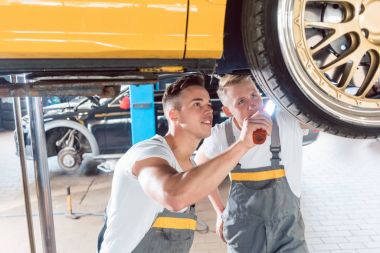 Modificati aracılığıyla bir otomobil tuning iki adanmış otomatik mekanik