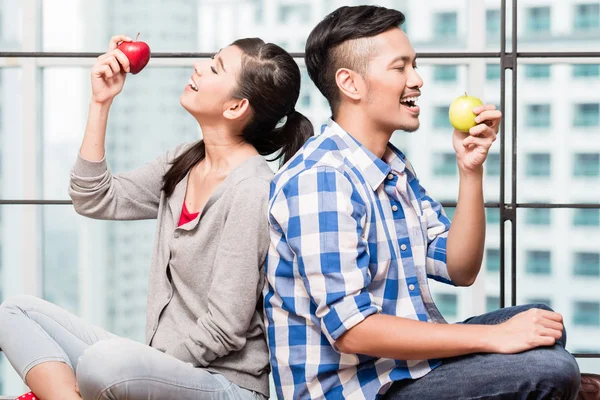 Asiatisches Paar mit Äpfeln als gesunder Snack — Stockfoto