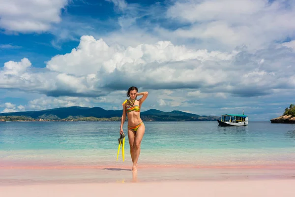 Vacker ung kvinna som innehar snorklingsutrustning på rosa Beach — Stockfoto