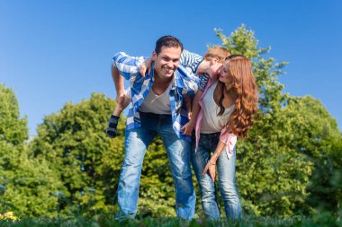 Baba taşıyan oğlu Paketle  