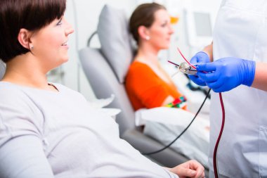 Hemşire dezenfeksiyon ponksiyon noktası 