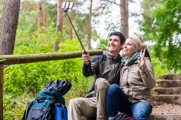 Erkek ve kadın alarak selfie hiking — Stok fotoğraf