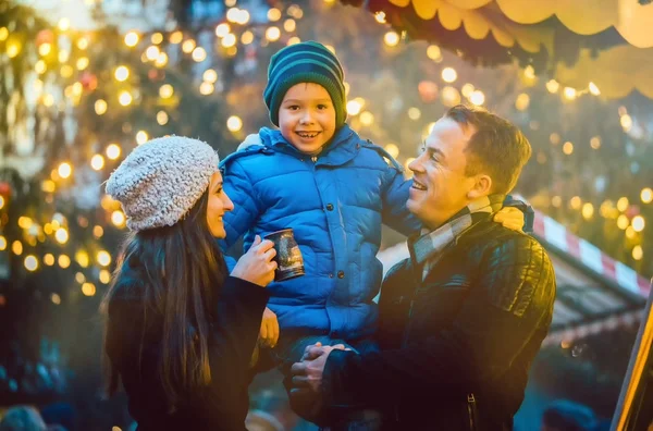 Familie hat Spaß auf Weihnachtsmarkt — Stockfoto