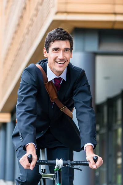 Fiatal ember lovaglás kerékpár munkahelyre — Stock Fotó