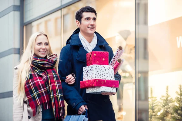 Femme et homme avec des cadeaux de Noël — Photo